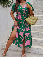 Grünes Maxikleid mit rosa Blumenmuster, Wickeldesign und Seitenschlitz. Perfekt für Sommermode, Strandoutfits und elegante Freizeitlooks.
