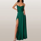 Elegantes grünes Abendkleid mit Spaghettiträgern und hohem Beinschlitz. Perfekt für formelle Anlässe und stilvolle Auftritte.