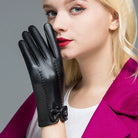 Elegante schwarze Lederhandschuhe mit Schleife, Damenmode, stilvolles Accessoire, ideal für Herbst und Winter, hochwertiges Design.