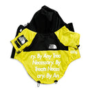 Gelbe und schwarze Hundejacke von The Dog Face, wasserabweisend, mit Kapuze und reflektierenden Details. Perfekt für Outdoor-Abenteuer mit Hunden.
