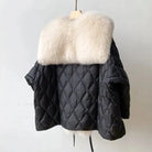 Luxuriöse schwarze Steppjacke mit großem, weichem Kunstpelzkragen. Modische Winterjacke, warm und stilvoll, ideal für kalte Tage.