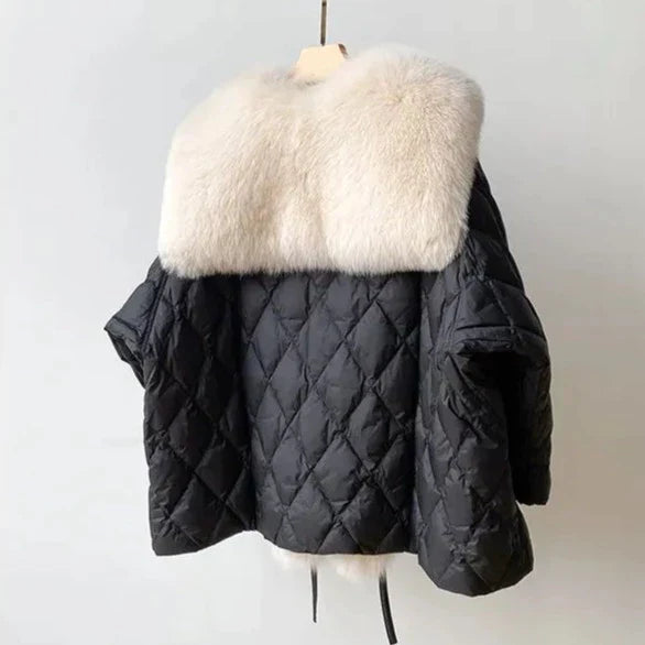 Luxuriöse schwarze Steppjacke mit großem, weichem Kunstpelzkragen. Modische Winterjacke, warm und stilvoll, ideal für kalte Tage.