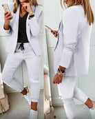 Damenanzug in Weiß, bestehend aus Blazer und Hose, ideal für Business und Freizeit. Modischer Look, bequem und stilvoll. Perfekt für Büro-Outfits.
