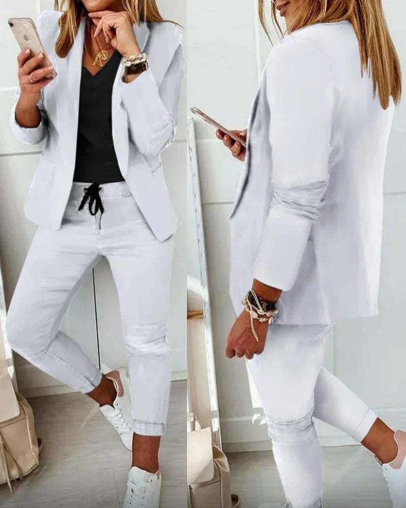 Damenanzug in Weiß, bestehend aus Blazer und Hose, ideal für Business und Freizeit. Modischer Look, bequem und stilvoll. Perfekt für Büro-Outfits.