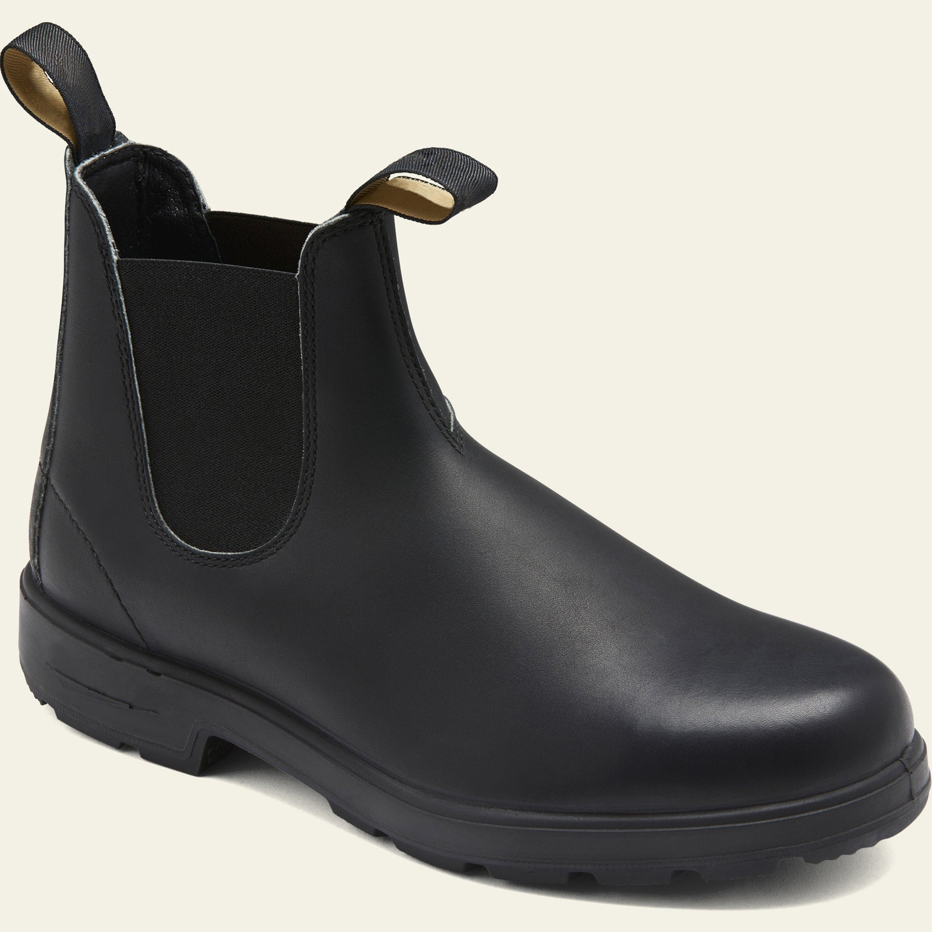 Schwarzer Chelsea Boot aus Leder mit elastischen Seiteneinsätzen und robuster Sohle. Perfekt für Herrenmode, stilvoll und vielseitig einsetzbar.