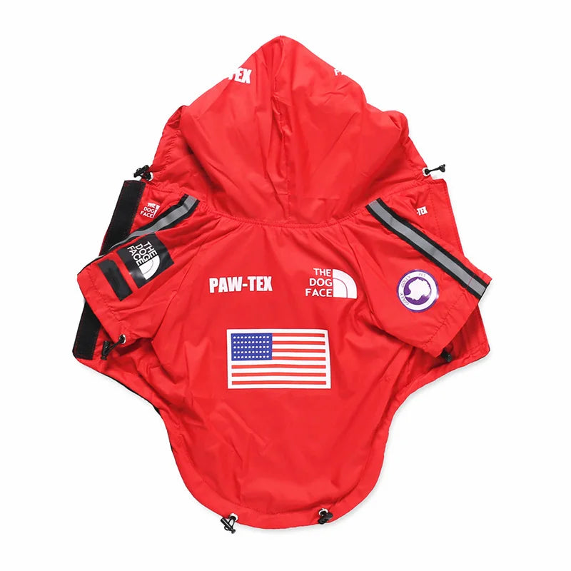 Roter Hundemantel mit Kapuze, Markenlogos und USA-Flagge. Wasserdicht, atmungsaktiv, ideal für Outdoor-Aktivitäten. Hundebekleidung, Paw-Tex.