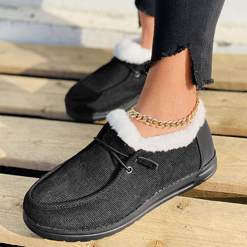 Schwarze Damen-Winterstiefel mit weißem Kunstfellfutter, rutschfeste Sohle, ideal für kalte Tage. Modische und warme Winterschuhe.