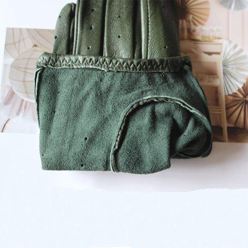Grüne Lederhandschuhe aus Wildleder, stilvoll und hochwertig, ideal für Herbstmode. Perfekt für elegante Outfits und modische Accessoires.