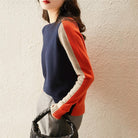 Damenpullover in Blau, Rot und Beige mit langen Ärmeln. Modischer Strickpullover, ideal für Herbstmode. Eleganter Look, bequemes Design.