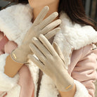 Damenhandschuhe aus Wildleder in Beige, elegant und warm, ideal für den Winter. Perfekt für stilvolle Outfits und kalte Tage.