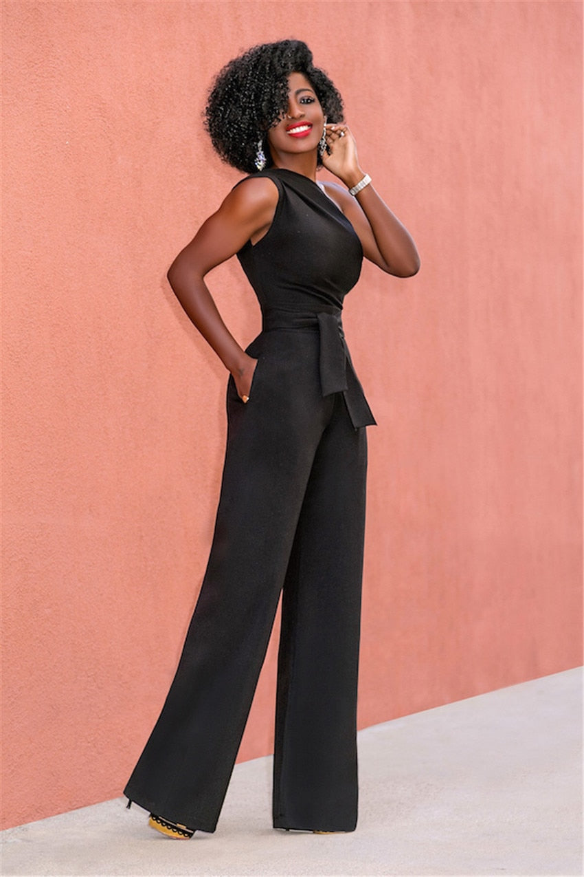 Eleganter schwarzer Jumpsuit für Damen, ärmellos, mit weitem Bein und asymmetrischem Ausschnitt. Perfekt für Abendmode und besondere Anlässe.