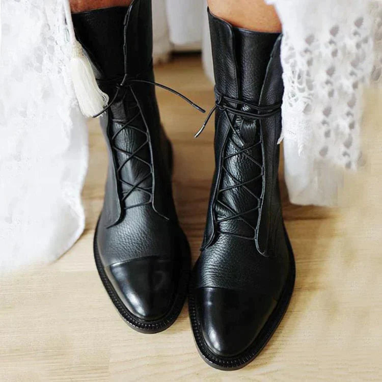Schwarze Lederstiefel mit Schnürung, elegantes Design, ideal für Herbstmode. Hochwertige Damenstiefel, perfekt für stilvolle Outfits.