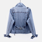 Damen-Jeansjacke in Hellblau, Rückansicht. Modischer Denim-Look mit Gürtel-Detail, ideal für Freizeitoutfits. Trendige Damenmode.