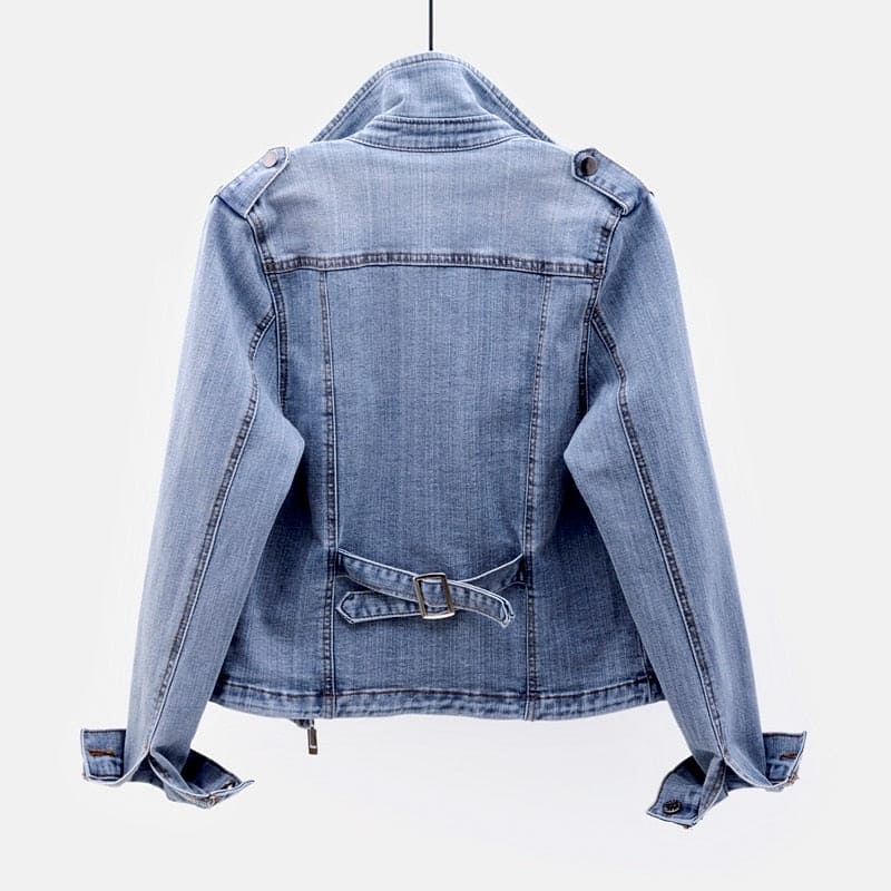 Damen-Jeansjacke in Hellblau, Rückansicht. Modischer Denim-Look mit Gürtel-Detail, ideal für Freizeitoutfits. Trendige Damenmode.