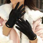 Elegante schwarze Damenhandschuhe aus weichem Material, ideal für Wintermode. Perfekt für stilvolle Outfits und kalte Tage.