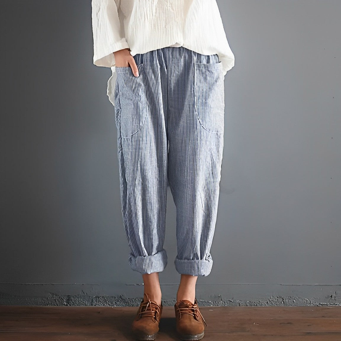 Damenhose aus Leinen, gestreift, lässig, blau-weiß, mit elastischem Bund. Perfekt für Freizeitmode und bequeme Alltagskleidung.