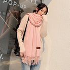Damenmode: Eleganter, rosa Schal aus Kaschmir, ideal für Herbst und Winter. Weicher, warmer Schal für stilvolle Outfits. Perfektes Accessoire.