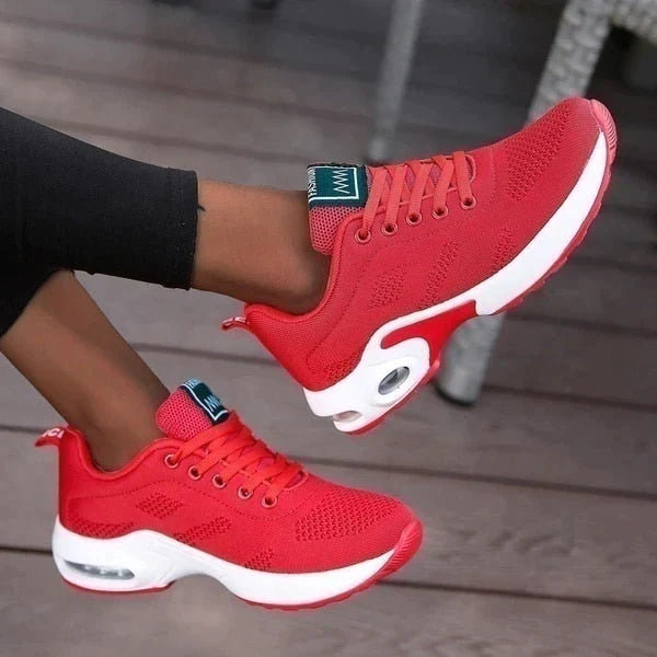 Rote Damen-Sneaker mit atmungsaktivem Mesh-Obermaterial und weißer Sohle. Ideal für Sport und Freizeit. Trendige, bequeme Sportschuhe.