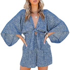 Damen Sommerkleid mit Blumenmuster, tiefem V-Ausschnitt und weiten Ärmeln. Perfekt für Strandmode und Freizeitoutfits. Trendig und bequem.