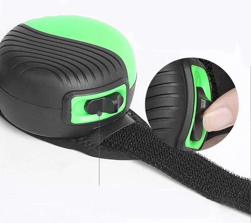 Grüner, ergonomischer Fahrradklingelknopf mit rutschfestem Design und Klettverschluss. Ideal für sicheres Radfahren und einfache Montage.