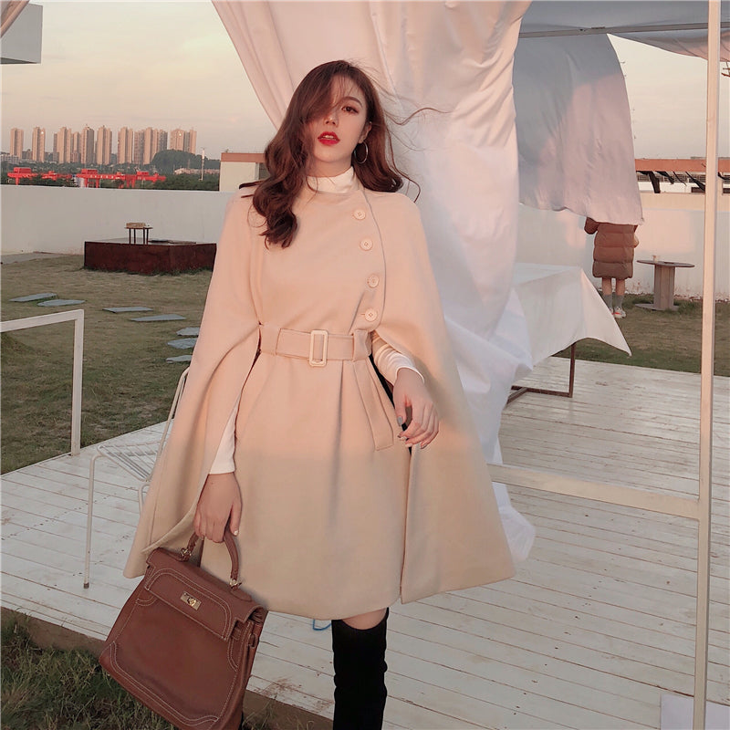 Eleganter Damenmantel in Beige mit Gürtel, ideal für Herbstmode. Stilvoller Look, perfekt für urbane Outfits. Hochwertige Materialien.