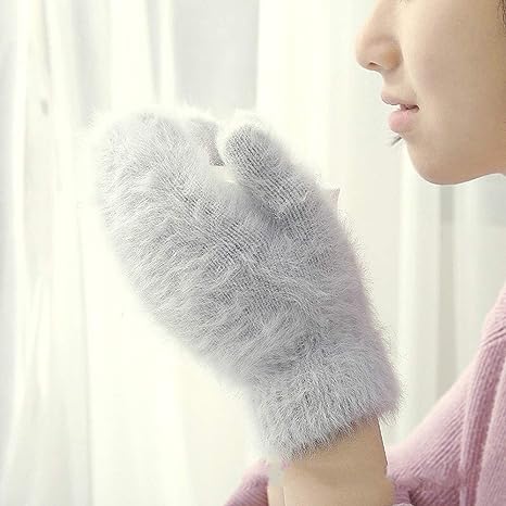 Weiche, flauschige Handschuhe in Grau, ideal für kalte Wintertage. Perfekt für Damenmode, Winteraccessoires und stilvolle Wärme.