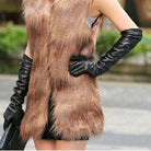 Damenmode: Elegante Pelzweste und lange schwarze Lederhandschuhe. Stilvoller Look für Herbst und Winter. Hochwertige Materialien, trendiges Design.