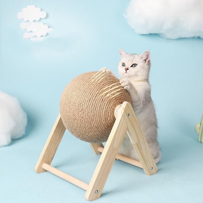 Katzenspielzeug Kratzball aus Sisal auf Holzgestell, weißer Hintergrund, Katze spielt damit.
