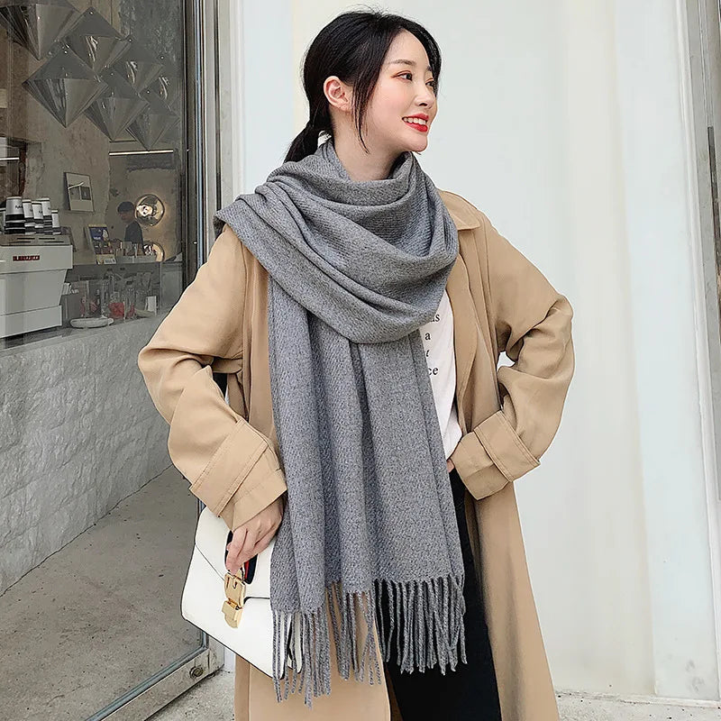 Damenmode: Eleganter grauer Schal aus Kaschmir, ideal für Herbst und Winter. Perfekt kombiniert mit beigem Mantel für stilvolle Outfits.