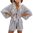 Gestreifter Sommer-Jumpsuit mit V-Ausschnitt und kurzen Ärmeln, ideal für Strandmode. Perfekt für Damen, die stilvolle Freizeitkleidung suchen.