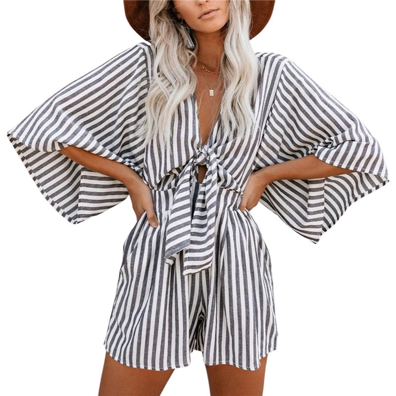 Gestreifter Sommer-Jumpsuit mit V-Ausschnitt und kurzen Ärmeln, ideal für Strandmode. Perfekt für Damen, die stilvolle Freizeitkleidung suchen.