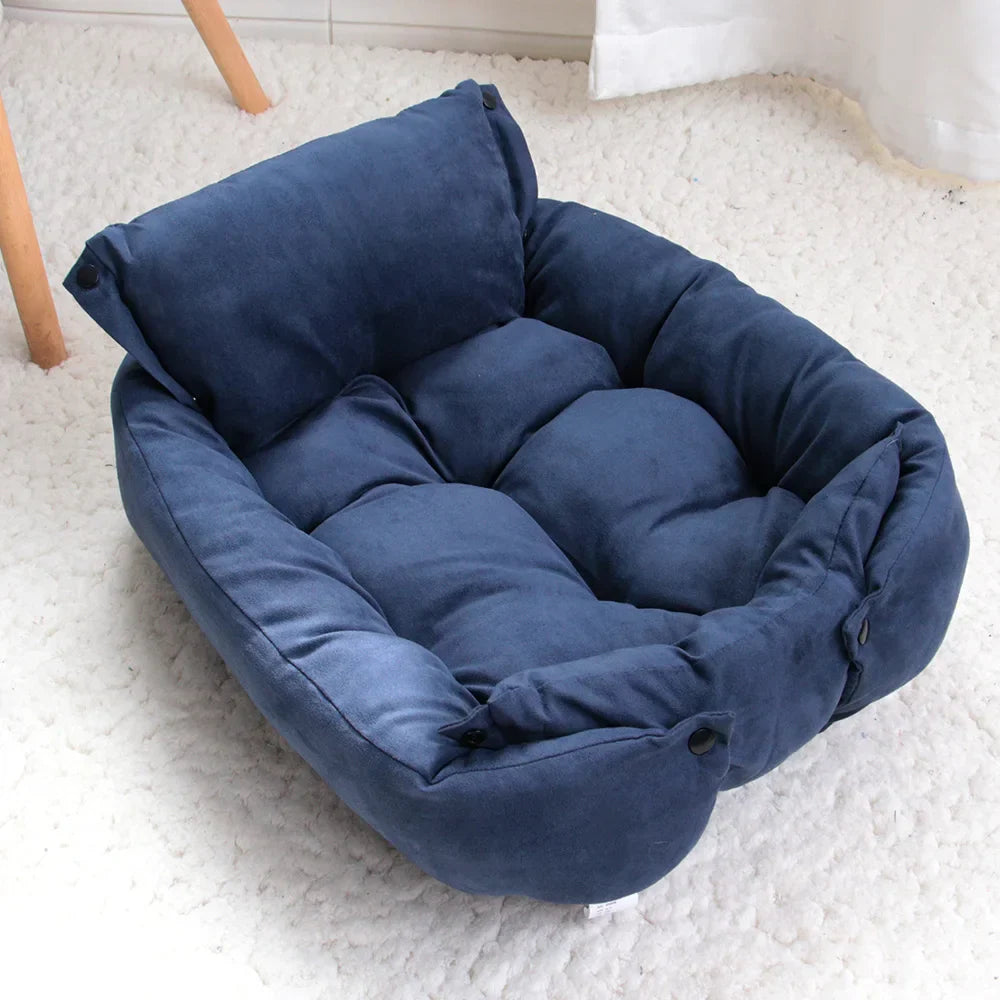 Blaues Hundebett aus weichem Stoff, quadratisch, gemütlich, ideal für kleine Haustiere.