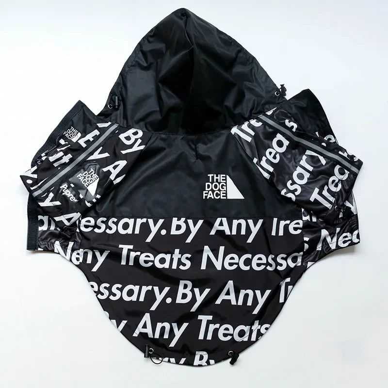 Schwarzer Hundemantel mit Kapuze, bedruckt mit "By Any Treats Necessary". Stilvoller, wetterfester Schutz für Hunde. Perfekt für Outdoor-Aktivitäten.