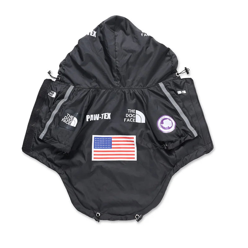 Schwarze Hundejacke mit Kapuze, USA-Flagge, reflektierenden Streifen und Markenlogos. Perfekt für Outdoor-Aktivitäten und Schutz bei jedem Wetter.