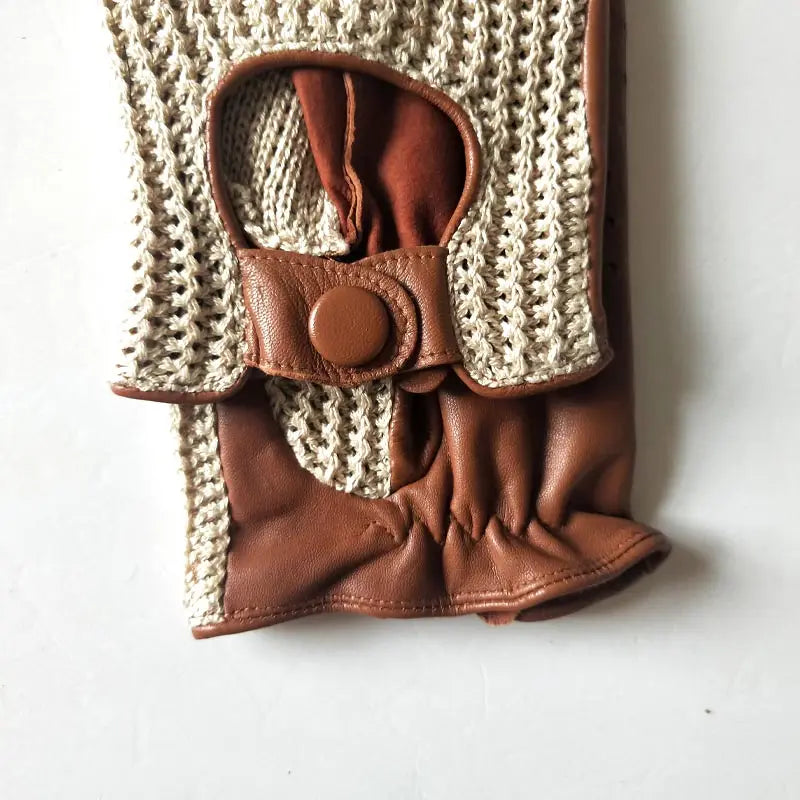 Braune Lederhandschuhe mit gestricktem Obermaterial, stilvoll und elegant, ideal für Herbstmode. Hochwertige Materialien, zeitloses Design.