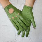 Grüne Lederhandschuhe mit Knopfverschluss und Belüftungslöchern, ideal für stilvolle Autofahrten. Hochwertiges Material, modisches Design.