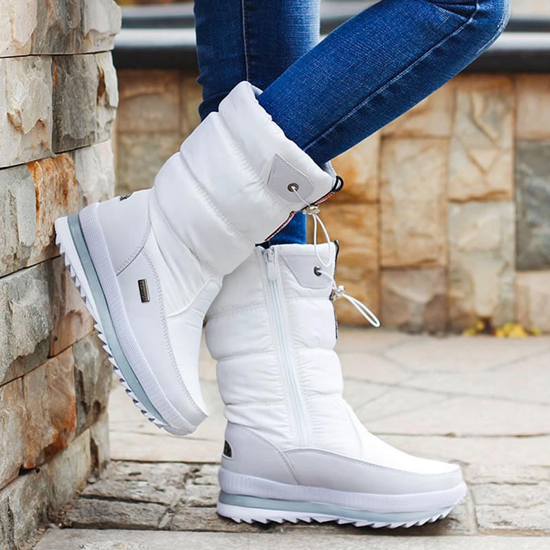 Weiße Damen-Winterstiefel mit Reißverschluss, rutschfester Sohle und warmem Futter. Perfekt für kalte Tage und modische Winteroutfits.