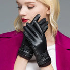 Elegante schwarze Lederhandschuhe für Damen, stilvoll und warm, ideal für Herbst und Winter. Perfekt für modische Outfits und kalte Tage.