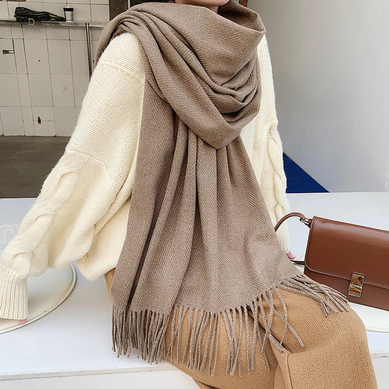 Damenmode: Eleganter, beiger Schal aus Kaschmir, kombiniert mit cremefarbenem Pullover. Perfekt für Herbst und Winter. Luxuriös und stilvoll.