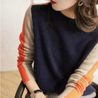 Damenpullover mit farbigen Streifen, modisch und elegant, ideal für Herbst und Winter. Hochwertige Strickmode, bequem und stilvoll.