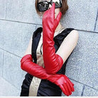 Rote lange Handschuhe aus Satin, elegant und stilvoll, ideal für Abendmode und besondere Anlässe. Perfekt für glamouröse Outfits.