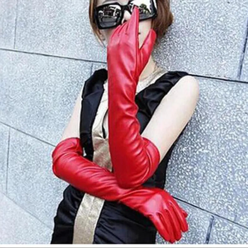 Rote lange Handschuhe aus Satin, elegant und stilvoll, ideal für Abendmode und besondere Anlässe. Perfekt für glamouröse Outfits.