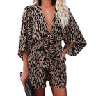 Damen Jumpsuit mit V-Ausschnitt, schwarz-beige Muster, lockere Passform, modisch, Sommerkleidung, ideal für Freizeit und Strand.