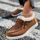 Damen-Winter-Slipper, braun, mit Kunstfellfutter und weißer Sohle. Bequem, modisch, ideal für kalte Tage. Perfekt für Freizeit und Alltag.