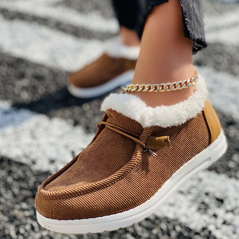 Damen-Winter-Slipper, braun, mit Kunstfellfutter und weißer Sohle. Bequem, modisch, ideal für kalte Tage. Perfekt für Freizeit und Alltag.