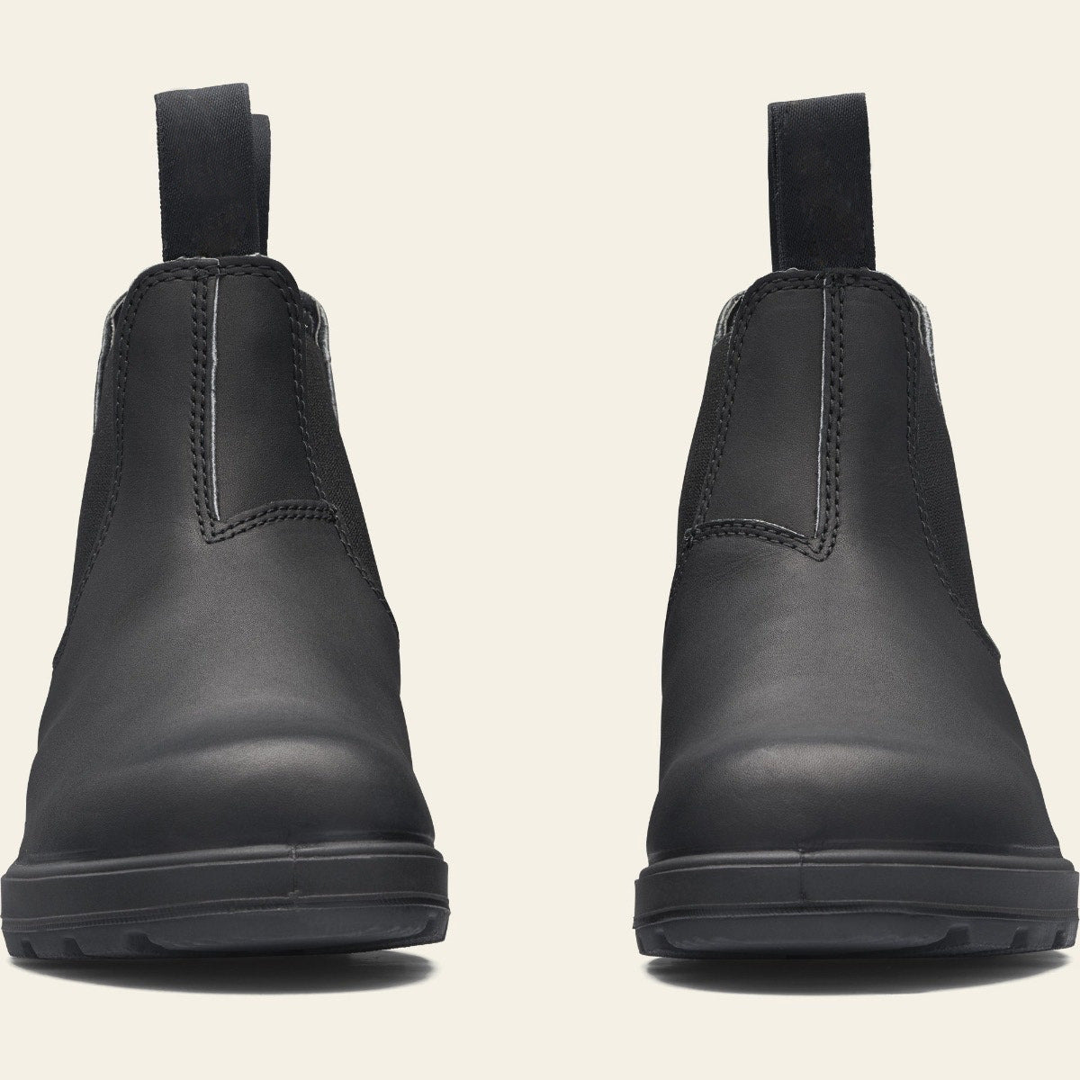 Schwarze Chelsea Boots aus Leder, robust und stilvoll, ideal für Herbstmode. Perfekte Kombination aus Komfort und zeitlosem Design.