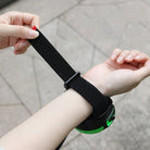 Schwarzes Handgelenkband mit Klettverschluss, ideal für Fitness und Outdoor-Aktivitäten. Strapazierfähig, verstellbar, komfortabel.