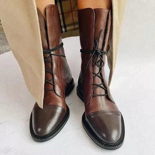 Damenstiefel aus braunem Leder mit Schnürung, elegant und robust. Perfekt für Herbstmode, kombiniert Stil und Komfort. Ideal für urbane Outfits.