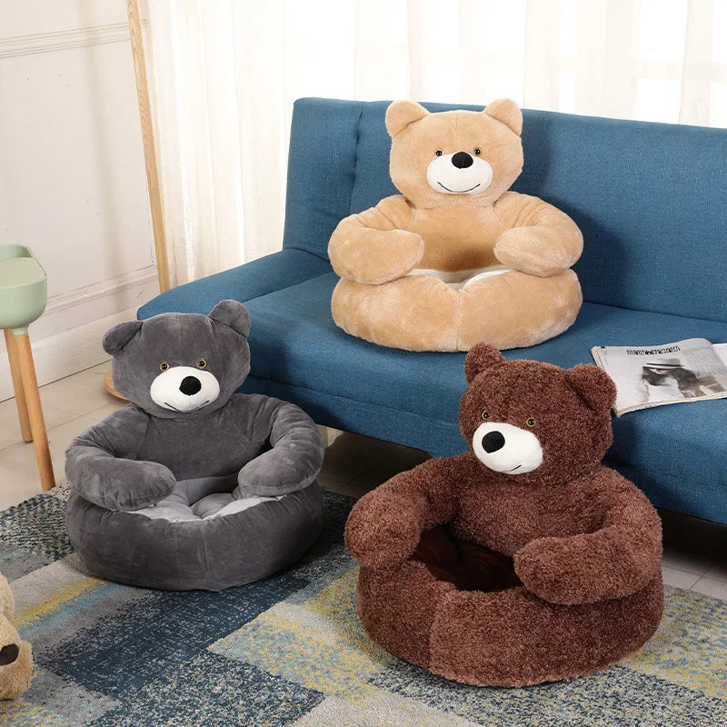 Plüsch-Bärensessel in Beige, Grau und Braun auf blauem Sofa, Kinderzimmer-Dekoration.