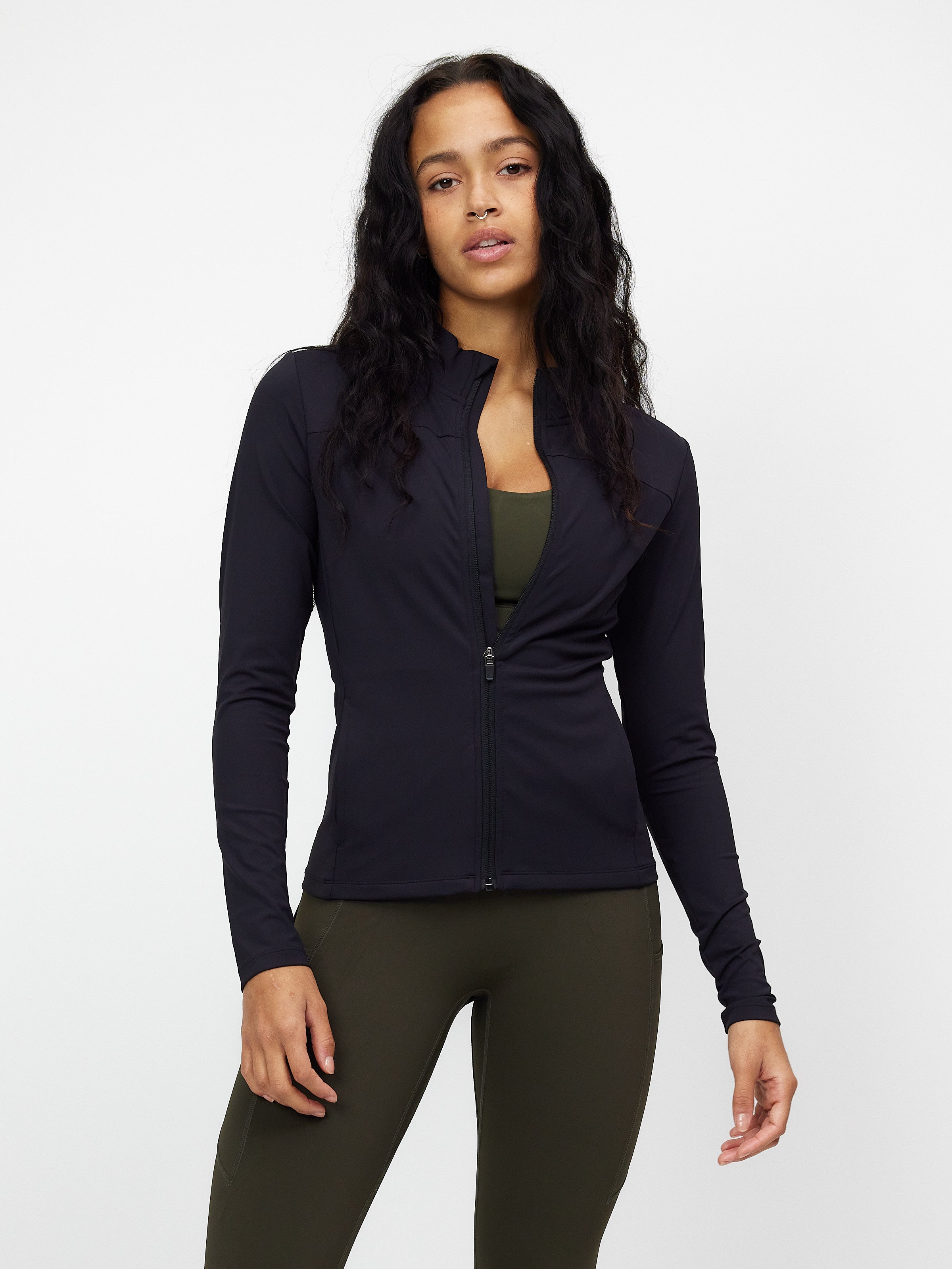 Schwarze Zip-Bluse für Damen, langärmelig, figurbetont, ideal für Sport und Freizeit. Modische Damenbekleidung, vielseitig und bequem.